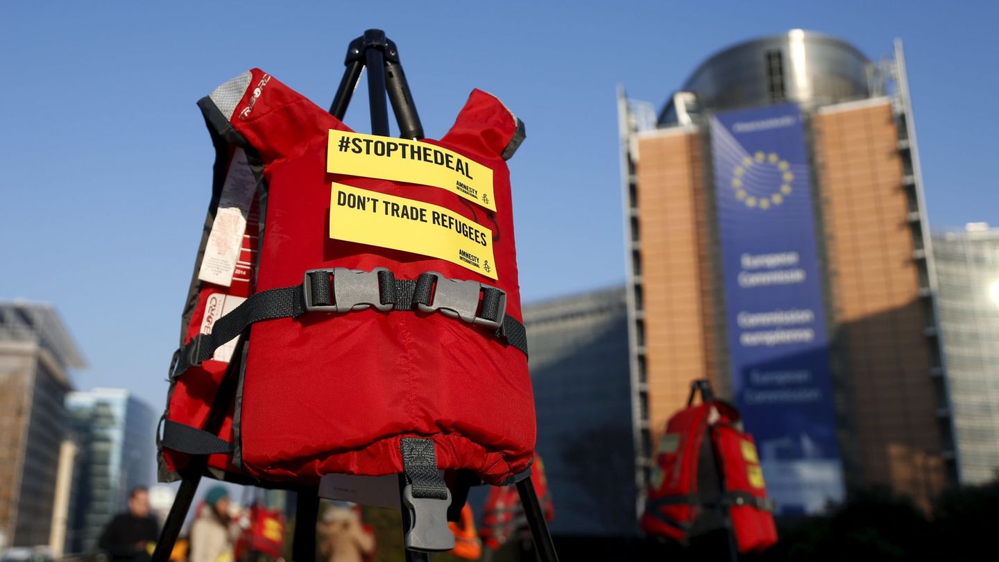Protestas en contra del pacto con Turquía frente a la sede de la Comisión Europea. (Reuters)