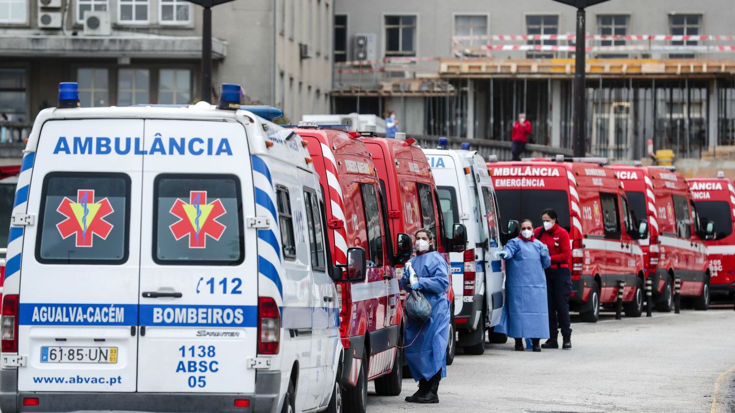 Colas de ambulancias en el Hospital Santa Maria de Lisboa este 29 de enero. (EFE)