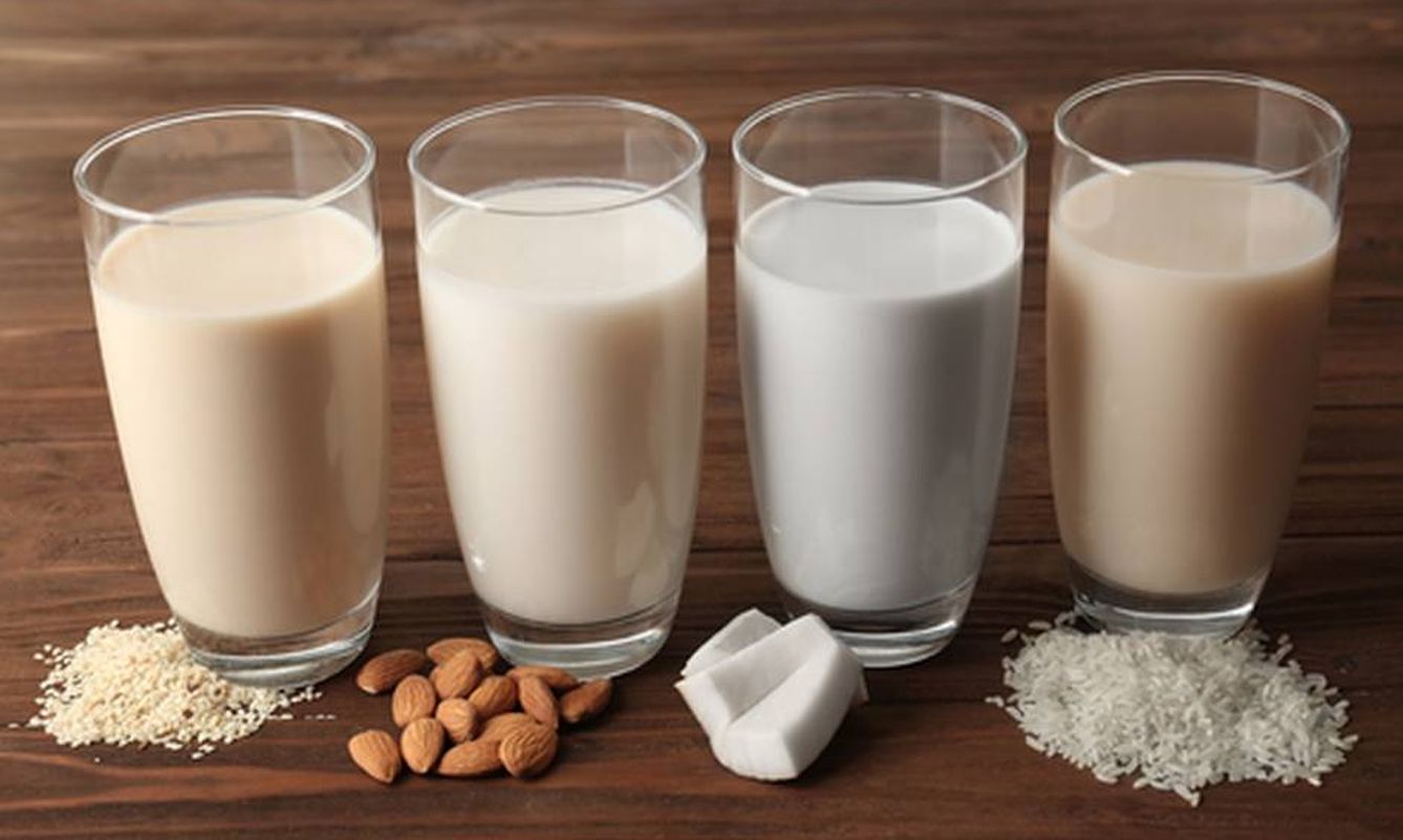 Bebidas vegetales tipo lácteos: arroz, almendra, coco y soja. (iStock)