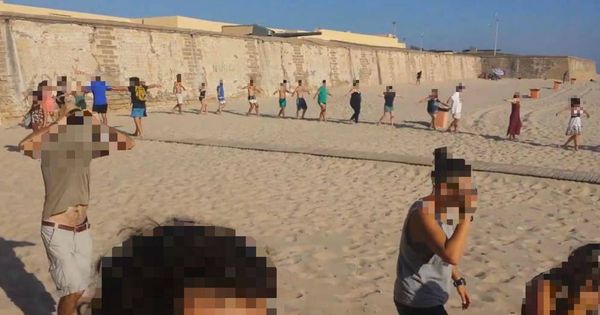 Foto: Imagen del encuentro que el grupo de Ángel Lara llevó a cabo en una playa. (YT)