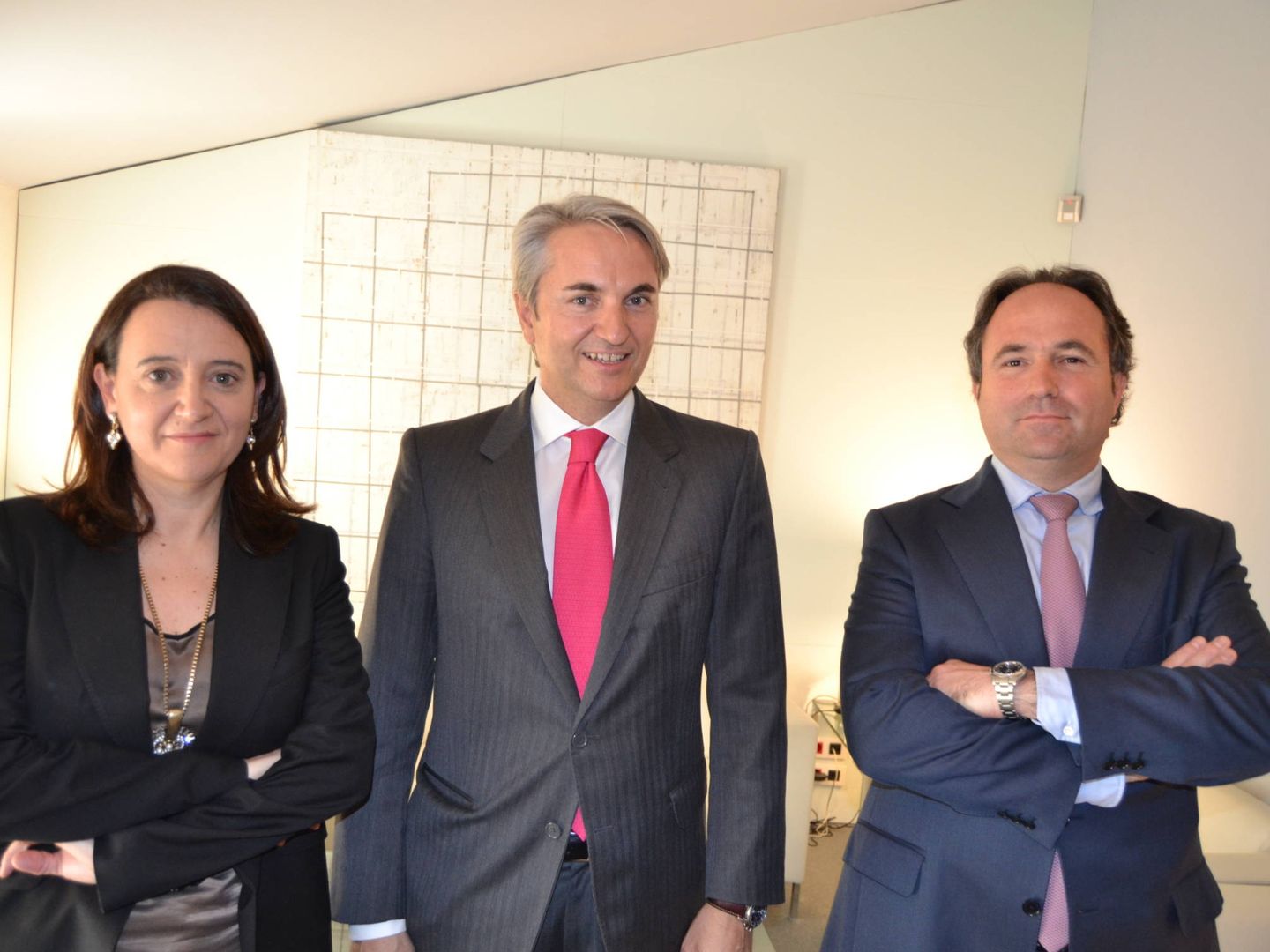 Manuel Broseta, en el centro, con Rosa Vidal y Alejandro Ríos, socios del bufete. (Broseta)