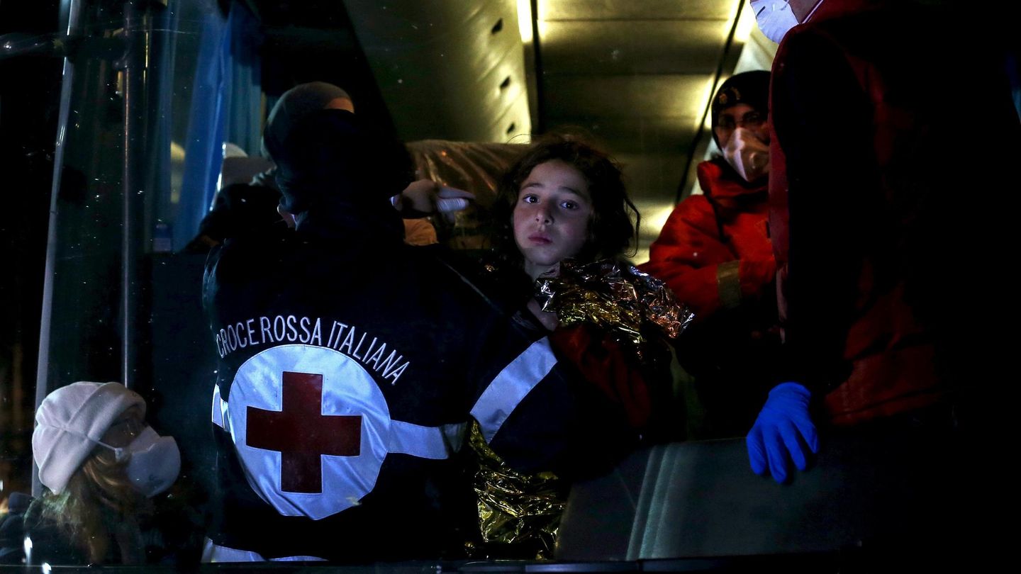 Un niño sube a un autobús tras la llegada de refugiados a Pozzallo, Sicilia (Reuters).