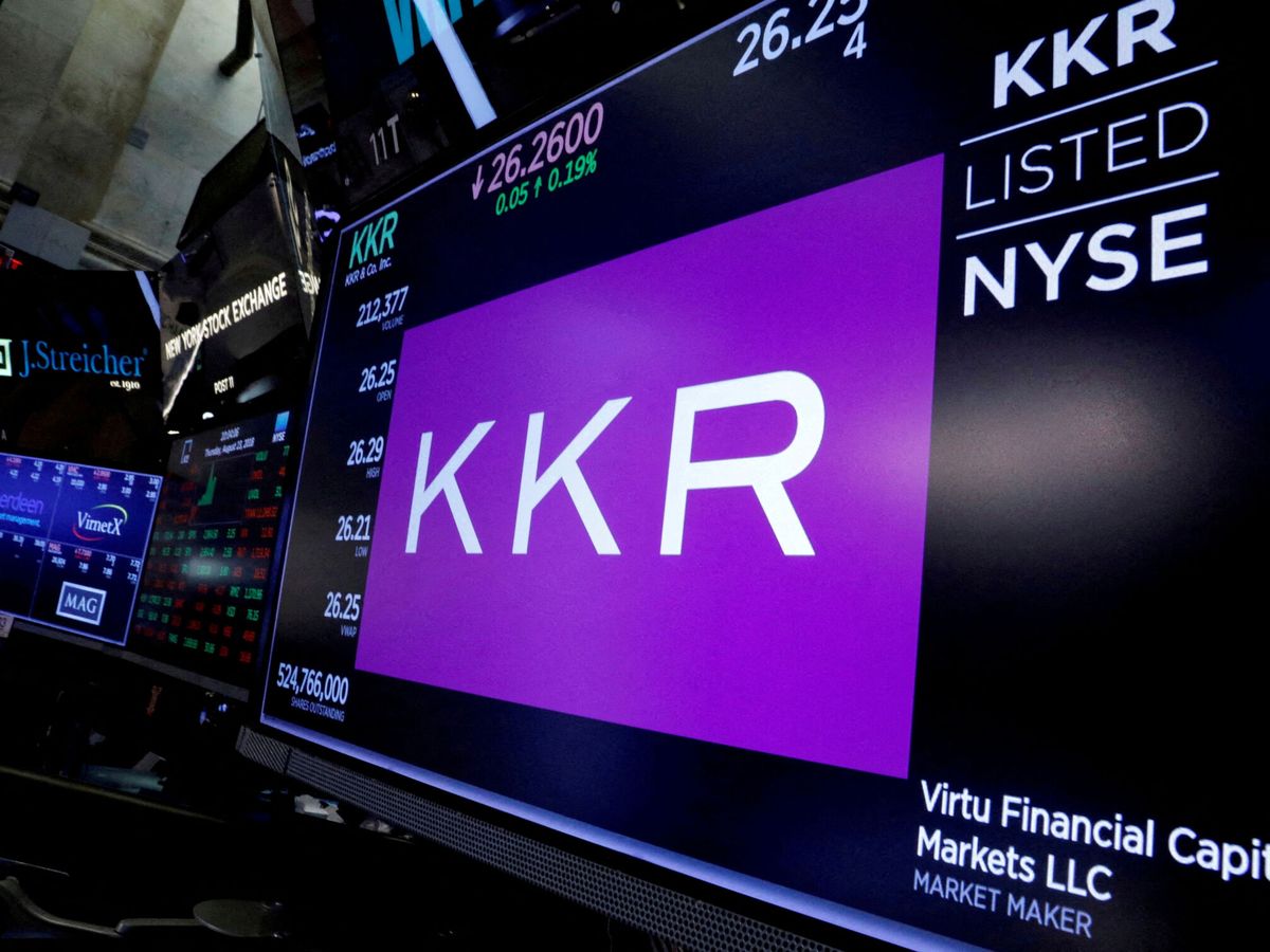 Foto: Logo de KKR en la Bolsa de Nueva York. (Reuters/Brendan McDermid)