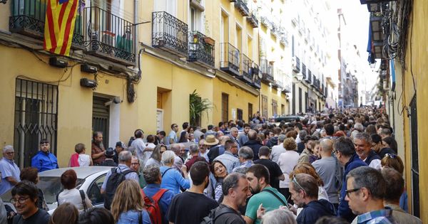 Foto: Cientos de personas asisten al acto a favor del referéndum en el Teatro del Barrio, en Madrid. (EFE)