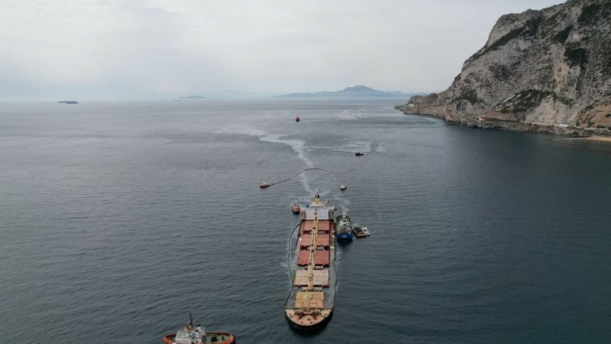 Gibraltar trabaja para retirar el fueloil de uno de los tanques del buque granelero OS35