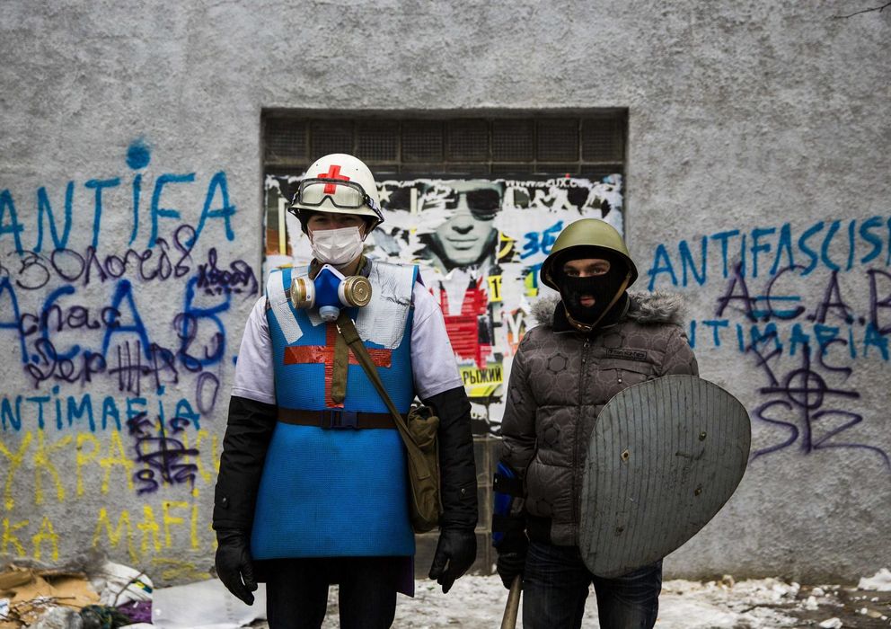 Foto: Una doctora del campamento opositor en Kiev posa junto a su 'guardaespaldas' (Reuters)