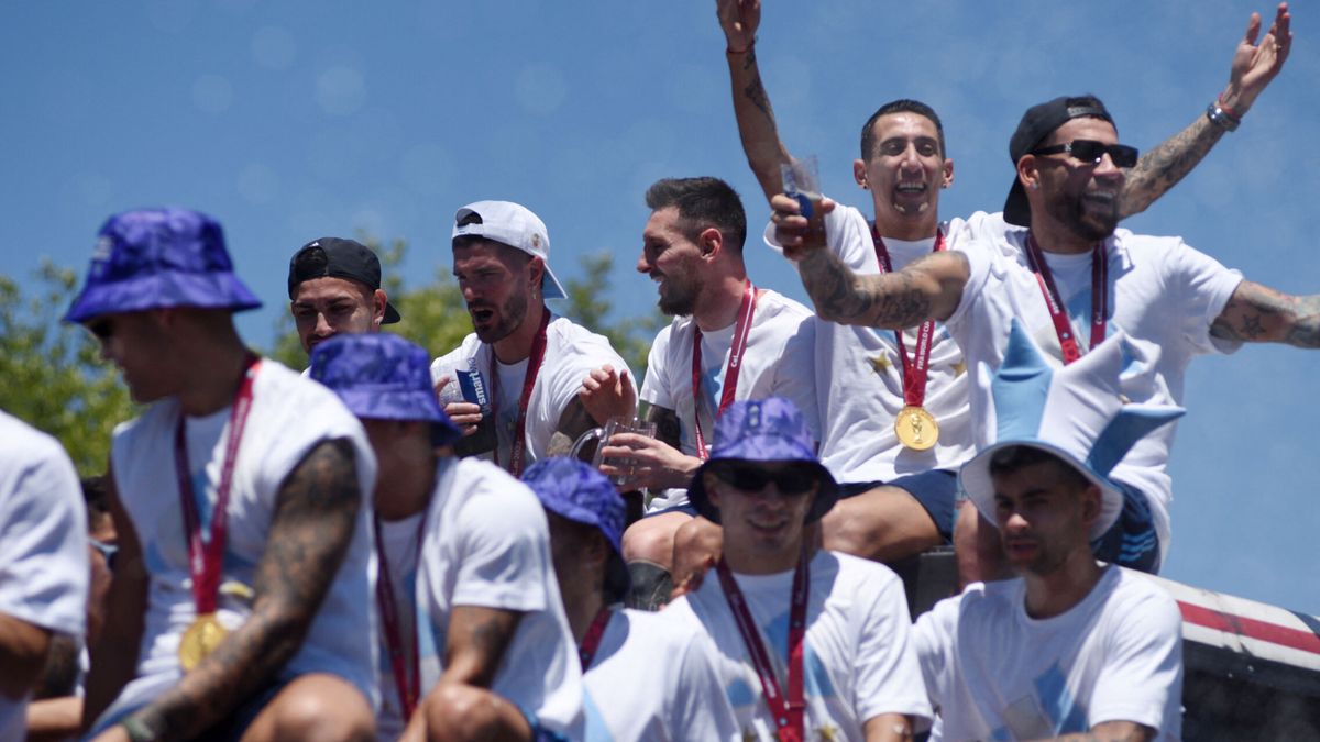 De la locura al caos: los jugadores argentinos dan la vuelta olímpica en helicóptero