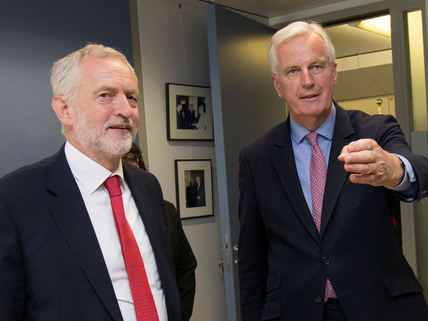 Jeremy Corbyn junto a Michel Barnier. (Reuters)