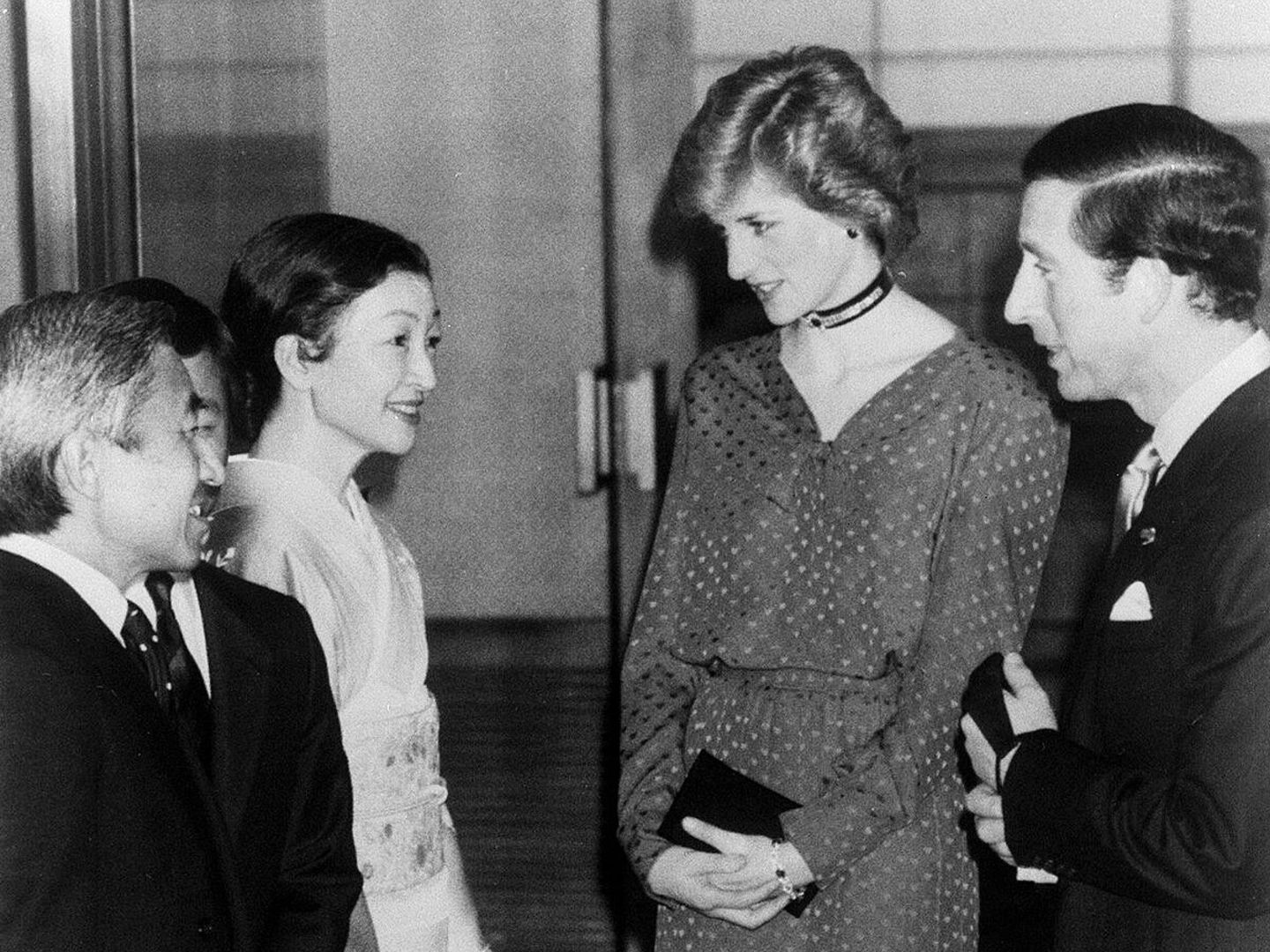 Foto de archivo del entonces príncipe heredero Akihito y su esposa Michiko recibiendo a Carlos de Inglaterra y Lady Di. (EFE)
