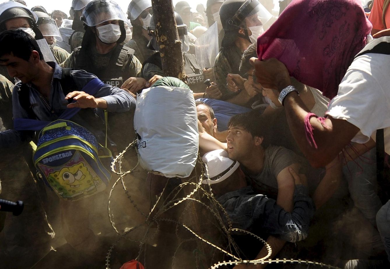 Refugiados son detenidos por la policía macedonia, que intenta evitar su entrada en el país (Reuters).