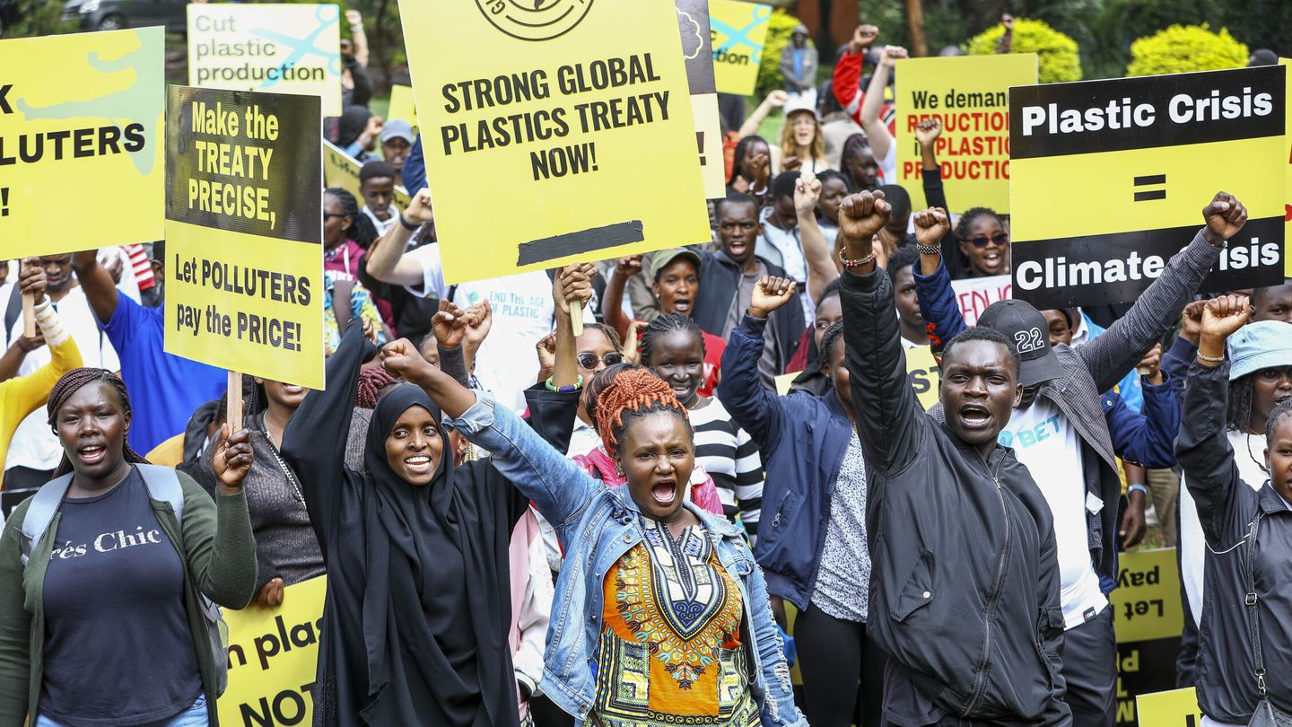Protestas contra la contaminación plástica durante la reunión de Nairobi. (EFE/Daniel Irungu)