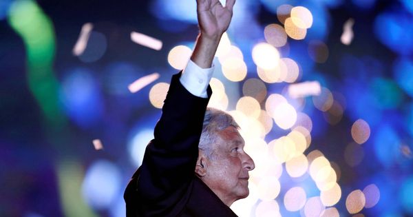 Foto: El candidato Andrés Manuel López Obrador saluda a simpatizantes durante el mitin de cierre de campaña, en Ciudad de México. (Reuters) 