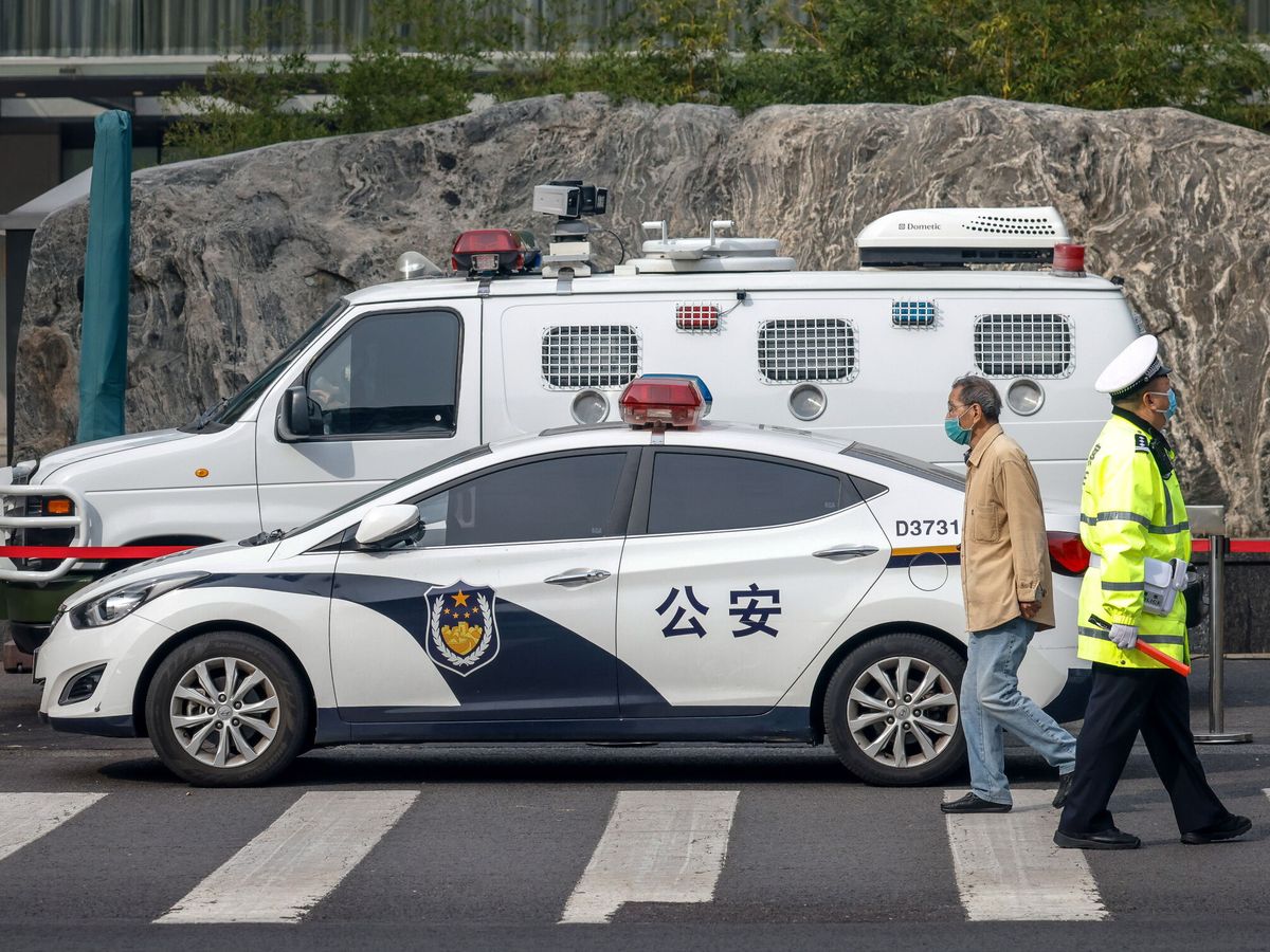 Foto: Un anciano camina junto a un coche de policía en Pekín, China. (EFE/EPA/Mark R. Cristino) 