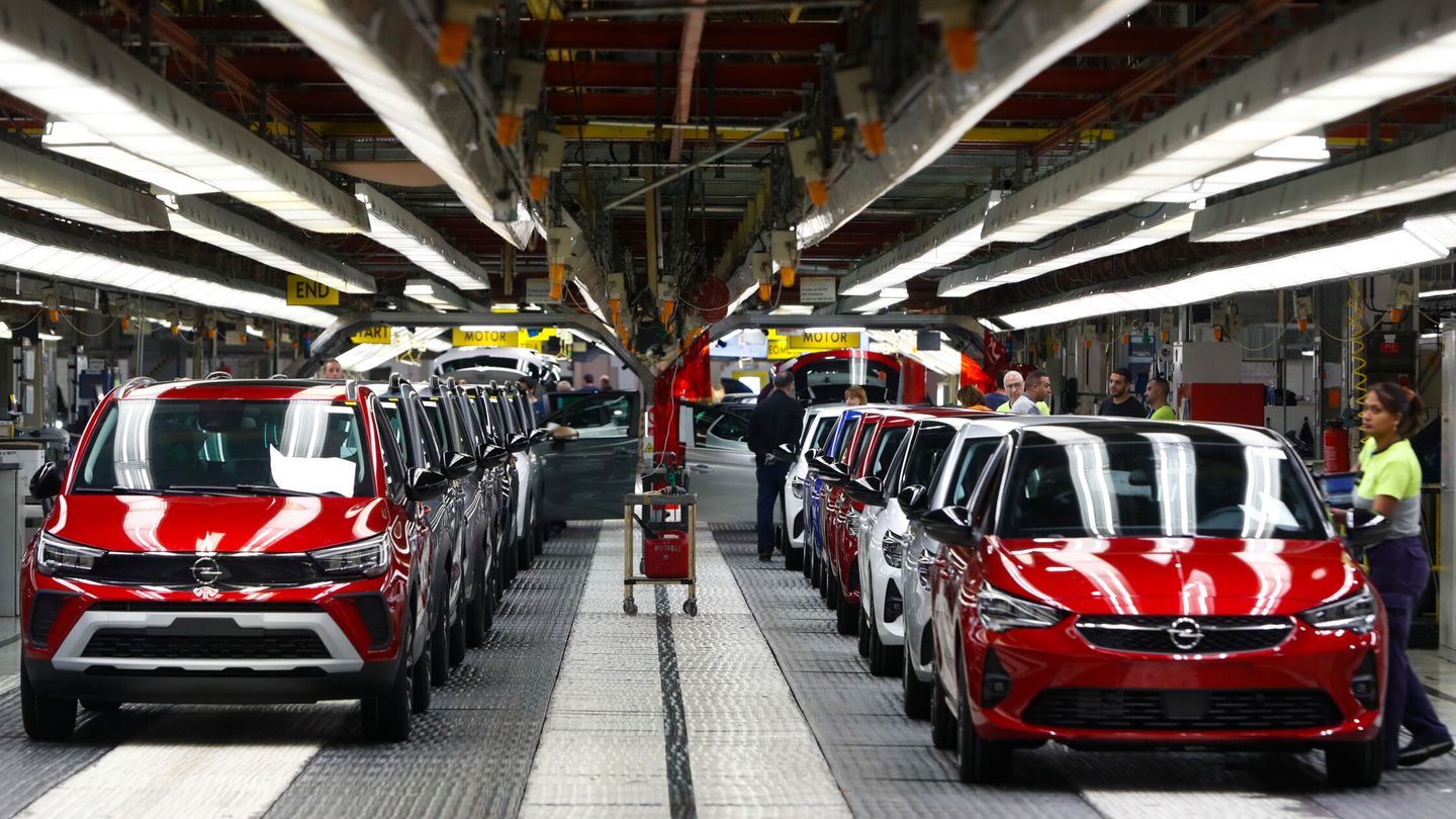 Vista de la cadena de montaje de vehículos Opel en la planta de Stellantis, en Figueruelas. (EFE/Javier Cebollada) 