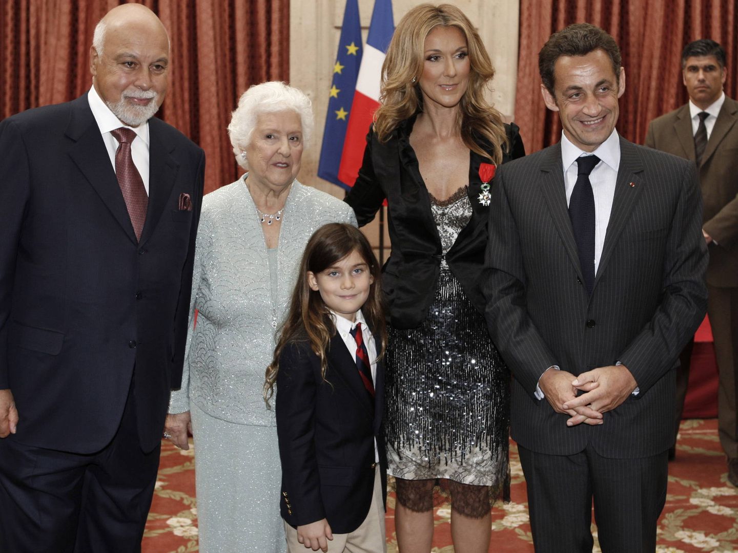 Céline, recibiendo la legión de honor, con su madre, su marido, René-Charles y el presidente Sarkozy. (Gtres)