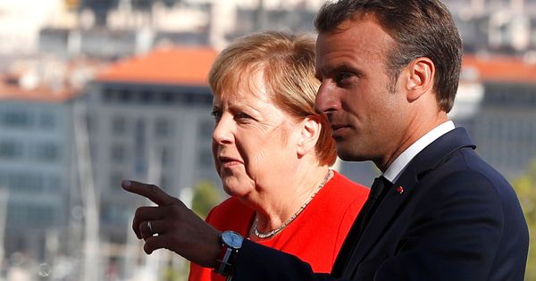 Foto: El presidente de Francia, Emmanuel Macron, recibe a la canciller alemana, Angela Merkel a su llegada al palacio Pharo en Marsella. (EFE)