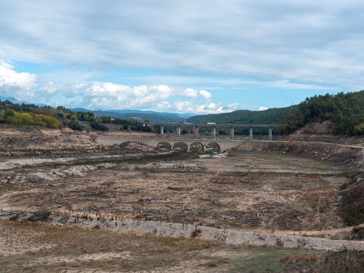 Foto: Aspecto del pantano de Rialb en el término municipal de Basella (Lleida) en noviembre de 2022. (EFE/Ramón Gabriel)