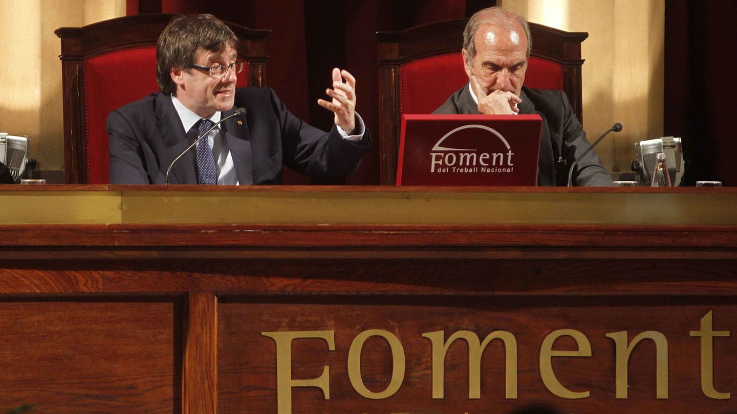 Carles Puigdemont, junto al presidente de Foment del Treball, Joaquim Gay, en 2016. (EFE)