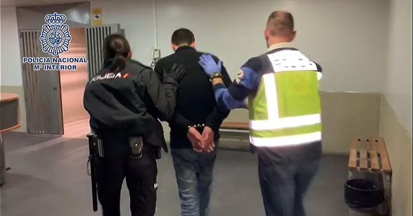 Foto: La Policía traslada al presunto descuartizador de Alcalá. (PN)