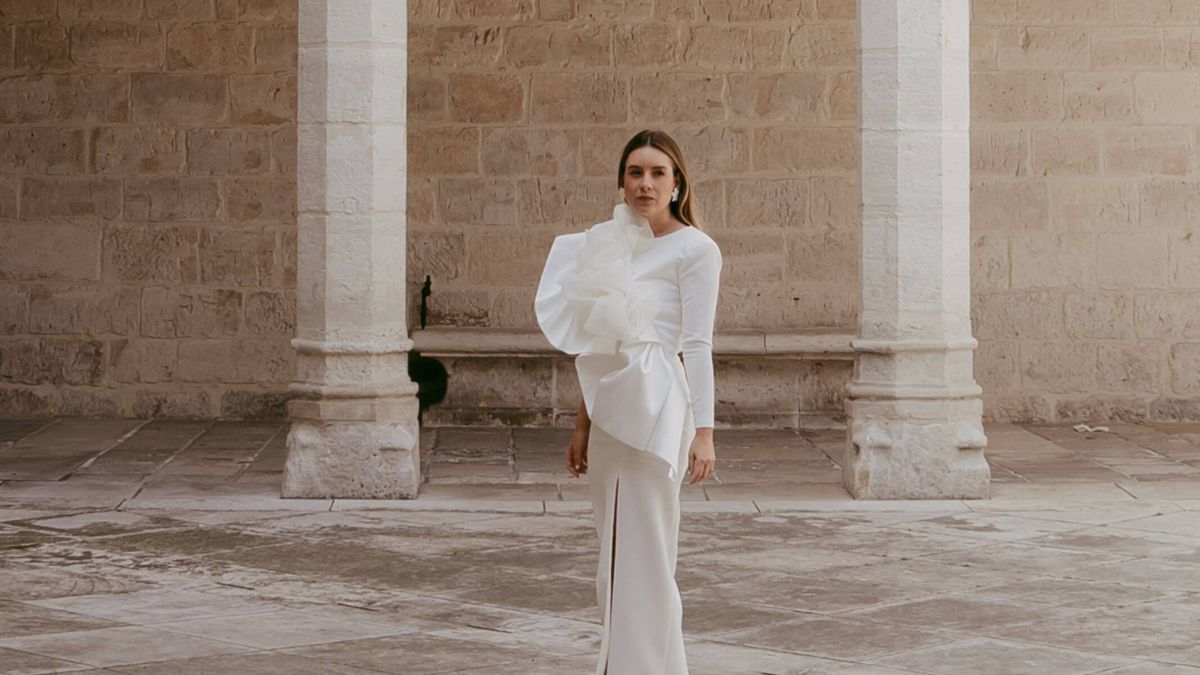 El gran día de Paula: boda en una abadía de Segovia, dos vestidos de novia y ramo de peonías