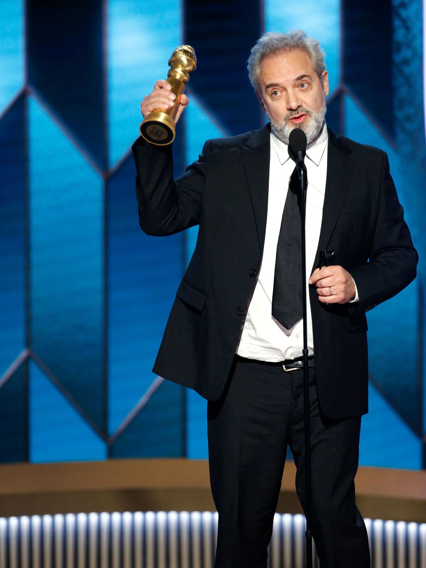 Sam Mendes recoge su Globo de Oro a Mejor dirección. (Reuters)
