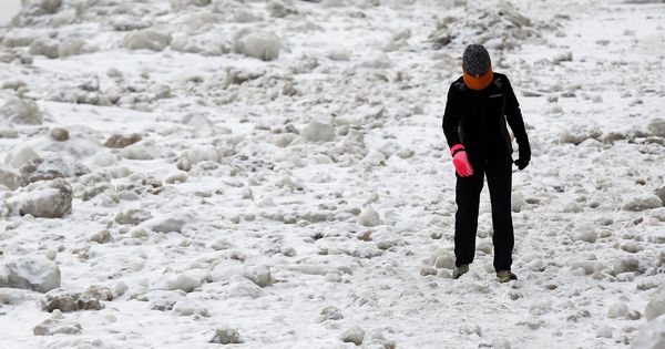 Foto: El río Chicago lleva días congelado y se esperan temperaturas históricas (Reuters/Jim Young)