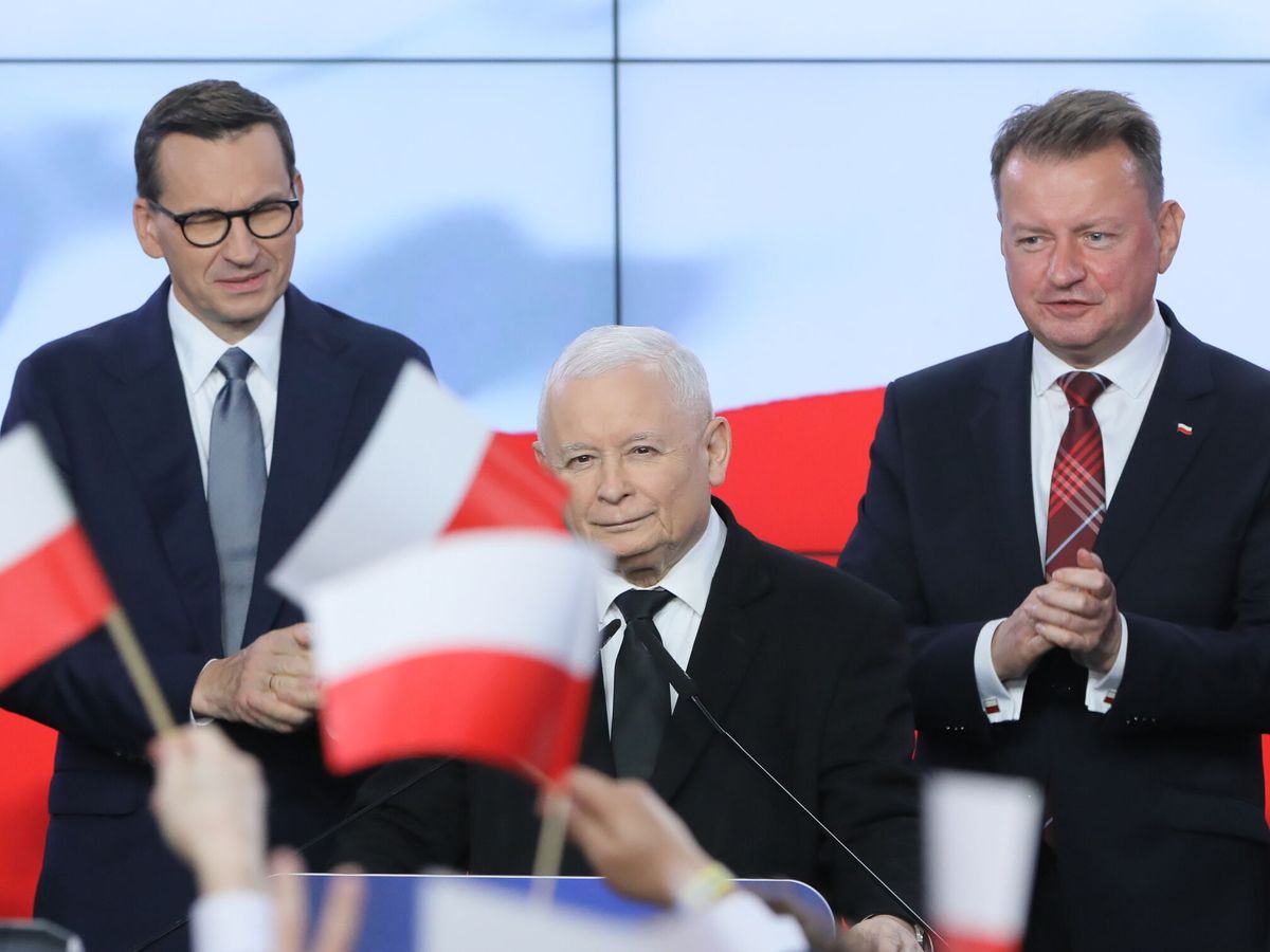 Foto: El líder del partido polaco Ley y Justicia (PiS), Jaroslaw Kaczynski (C), reacciona durante la noche de las elecciones. (EFE/Pawel Supernak)