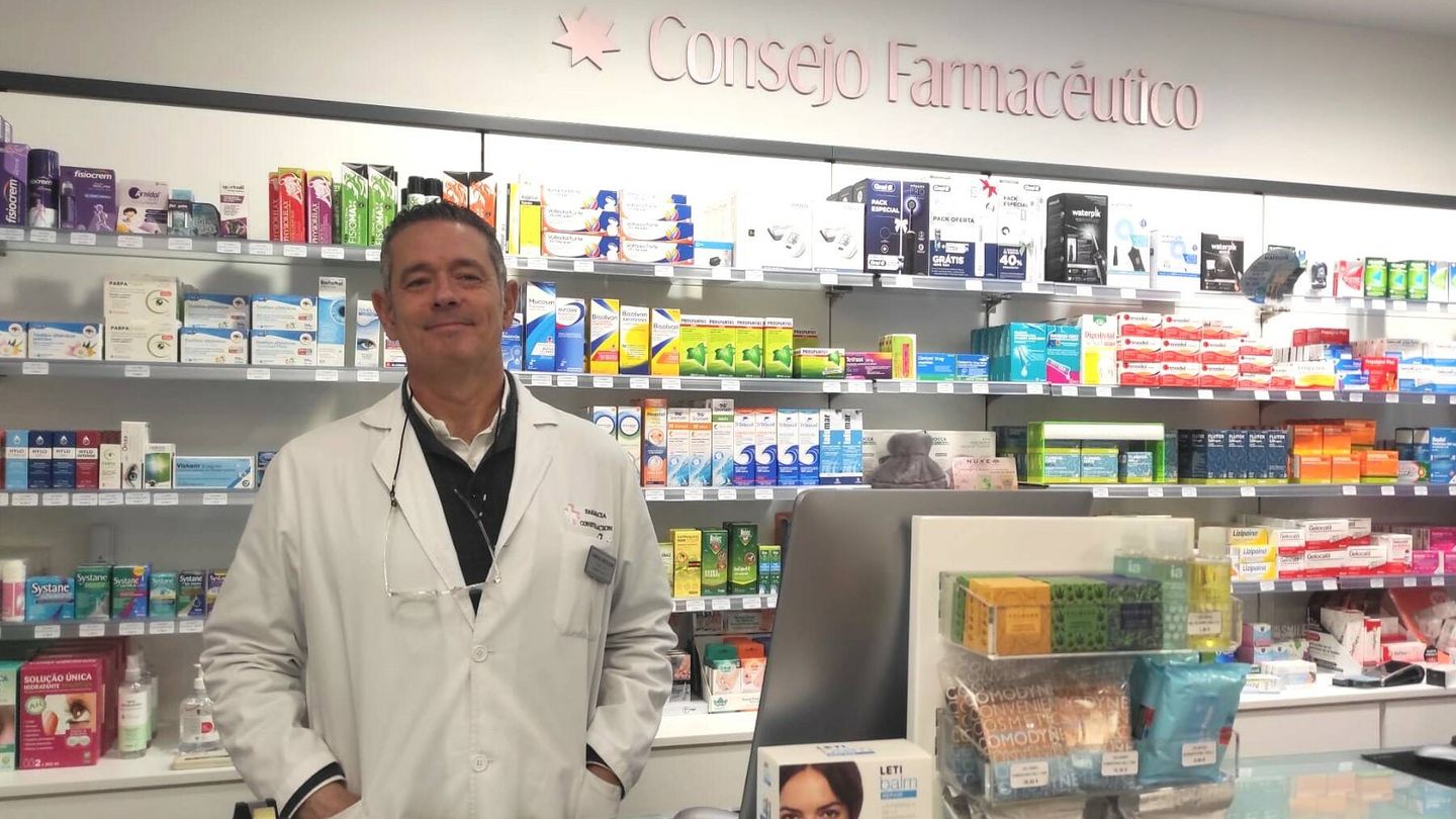José Luis sonríe orgulloso en el mostrador de su farmacia. (L.B.)
