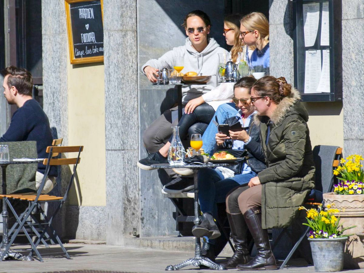 Foto: Una cafetería en Estocolmo durante la crisis del coronavirus. (EFE)