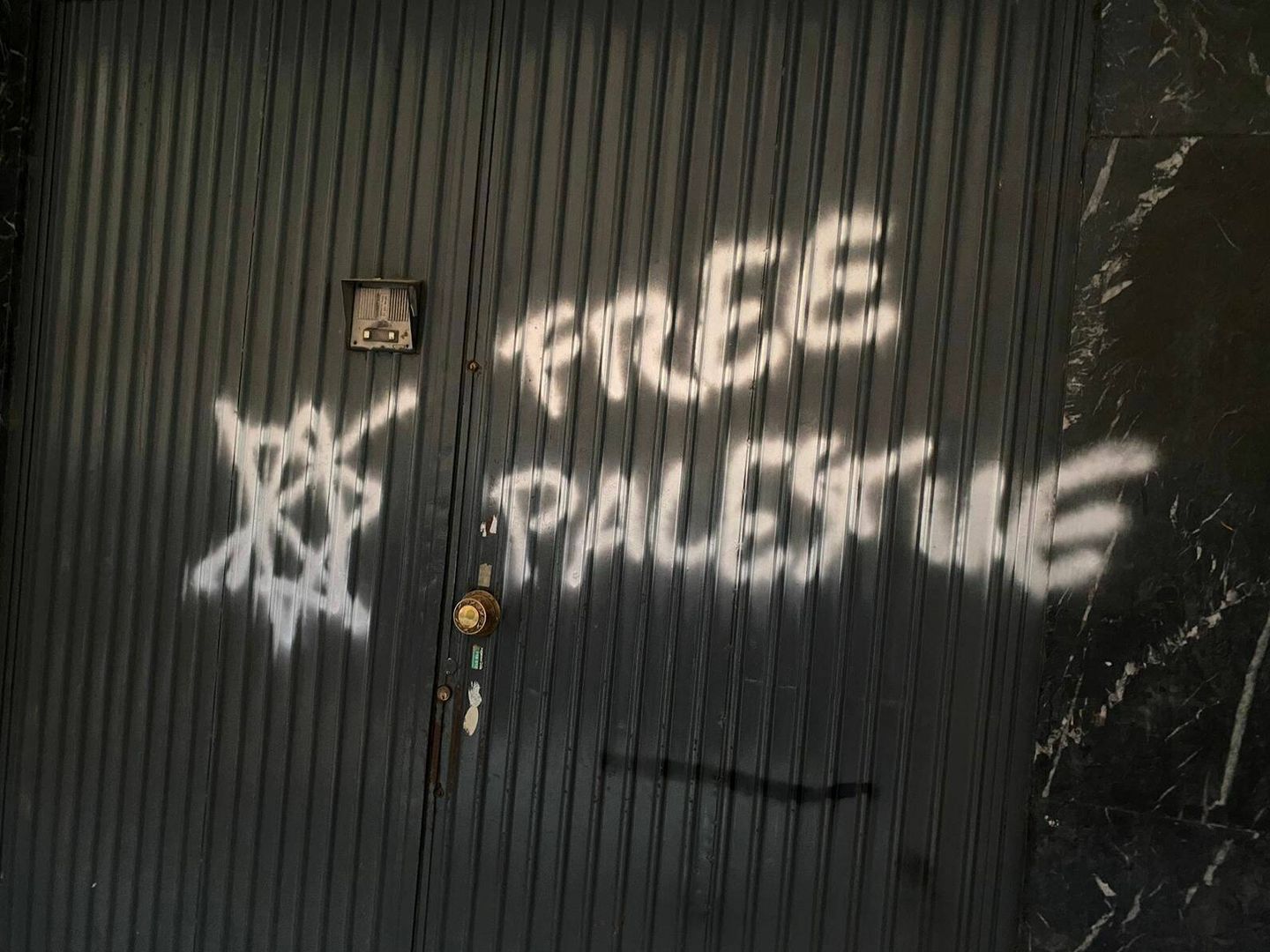 Imagen con el centro de culto vandalizado. (Cedida)