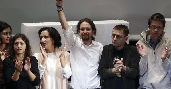 Foto: El líder de Podemos, Pablo Iglesias (c), junto a los miembros de su equipo, Tania González (i), Carolina Bescansa (2ªi), Íñigo Errejón (d) y Juan Carlos Monedero (2ºd), en 2014. (EFE)