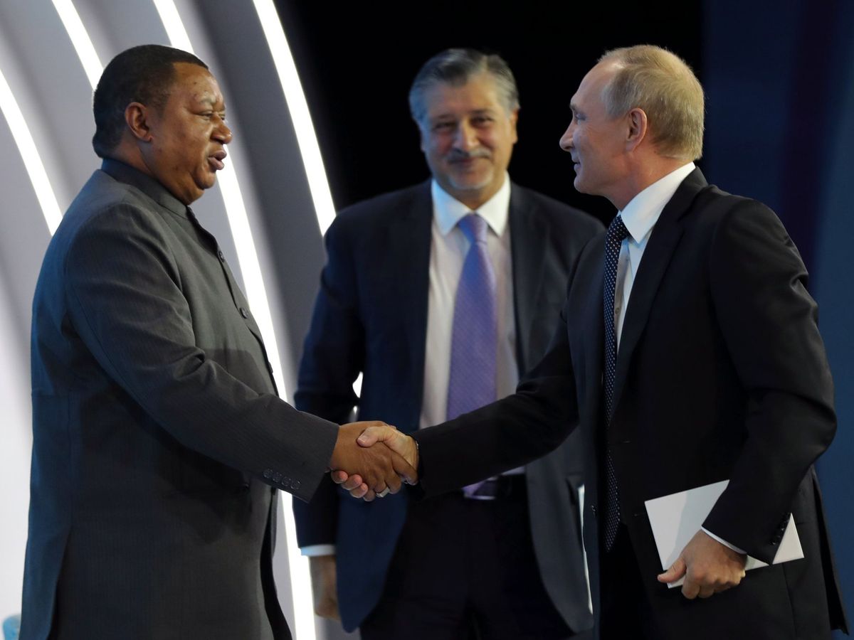 Foto: 7.- El presidente ruso, Vladímir Putin (d), saluda al secretario general de la Organización de Países Exportadores de Petróleo (OPEP), Mohammed Barkindo (i), (EFE)