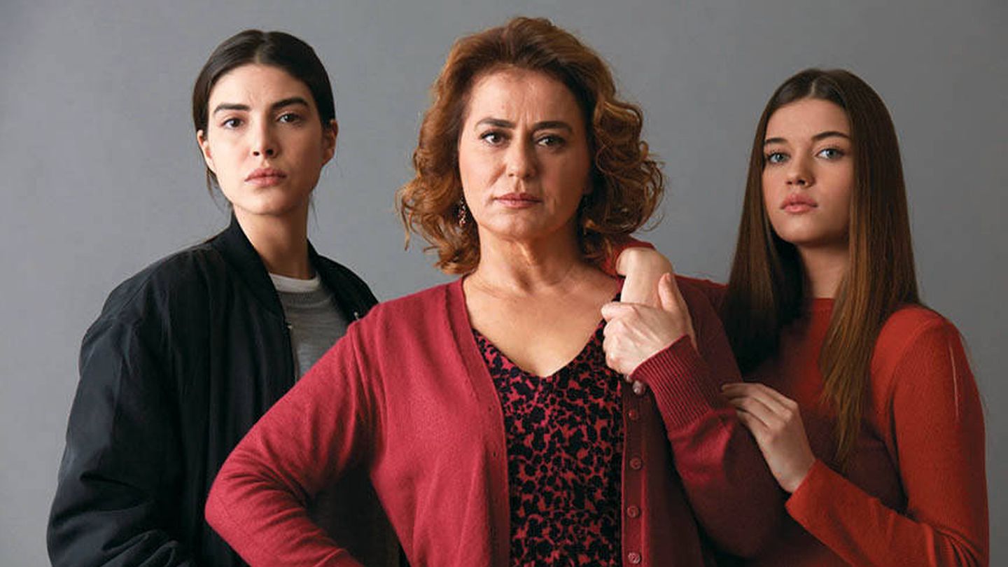 La actriz turca, en 'La señora Fazilet y sus hijas'. (Star TV)