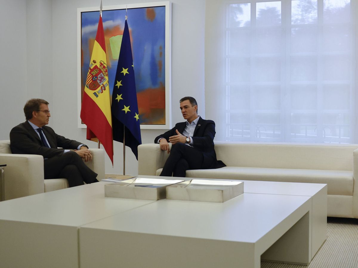 Foto: El presidente del Gobierno, Pedro Sánchez (d), y el líder del PP, Alberto Núñez Feijóo (i), durante su reunión en la Moncloa este lunes para abordar el desbloqueo del CGPJ. (EFE/Sergio Pérez)