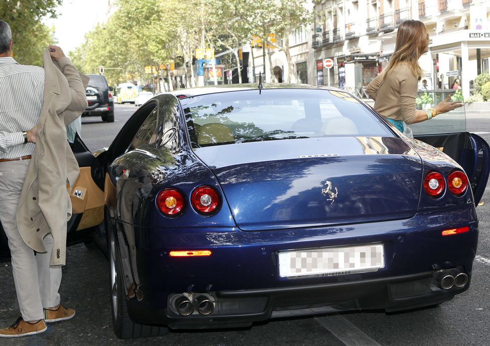 Foto: Javier Merino y Mar Flores saliendo de su Ferrari este domingo en Madrid (Gtres)