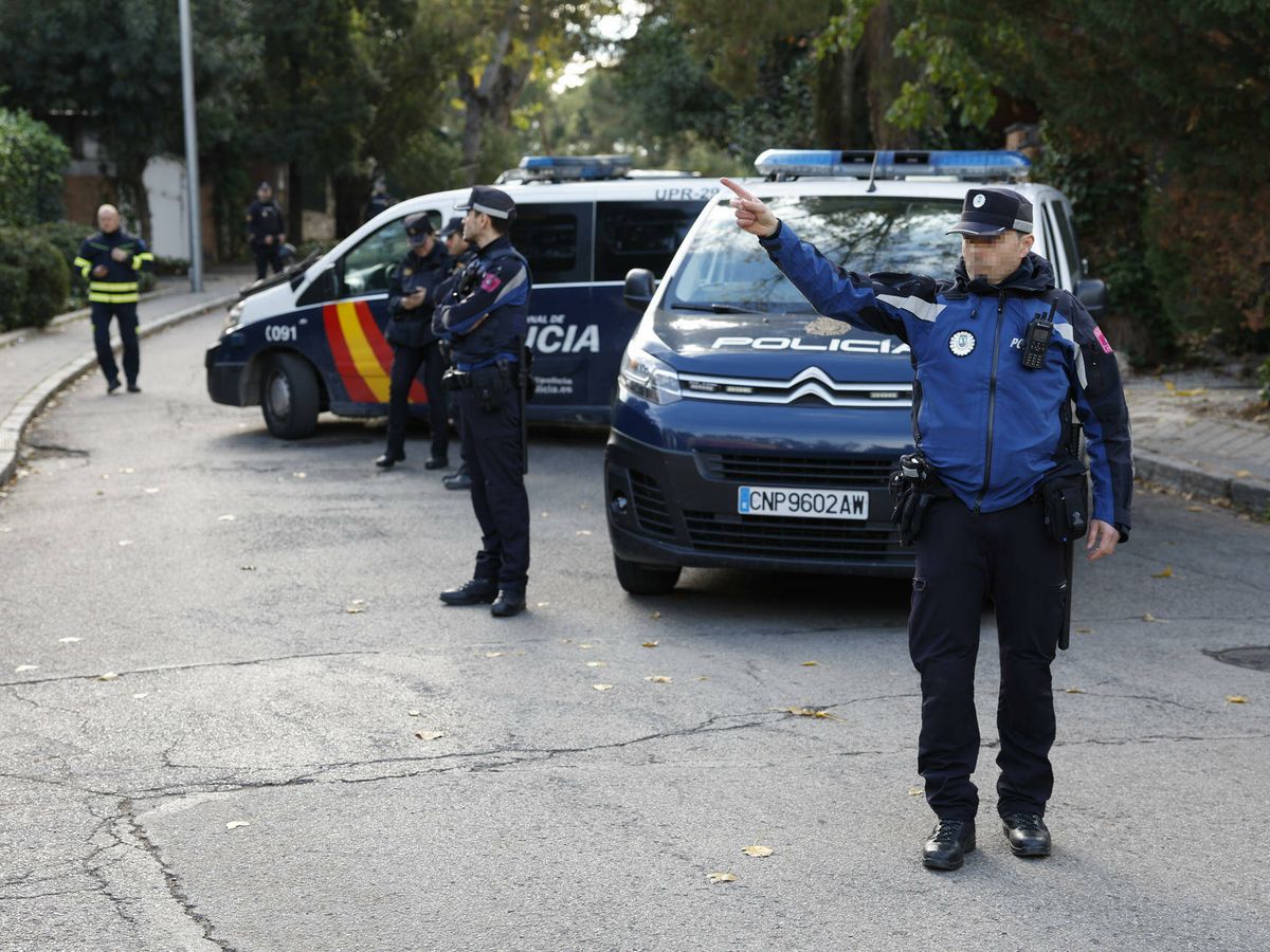 Foto: Miembros de la Policía Nacional y la Policía Municipal montan un cordón de seguridad frente a la Embajada de Ucrania en Madrid. (EFE/Chema Moya)