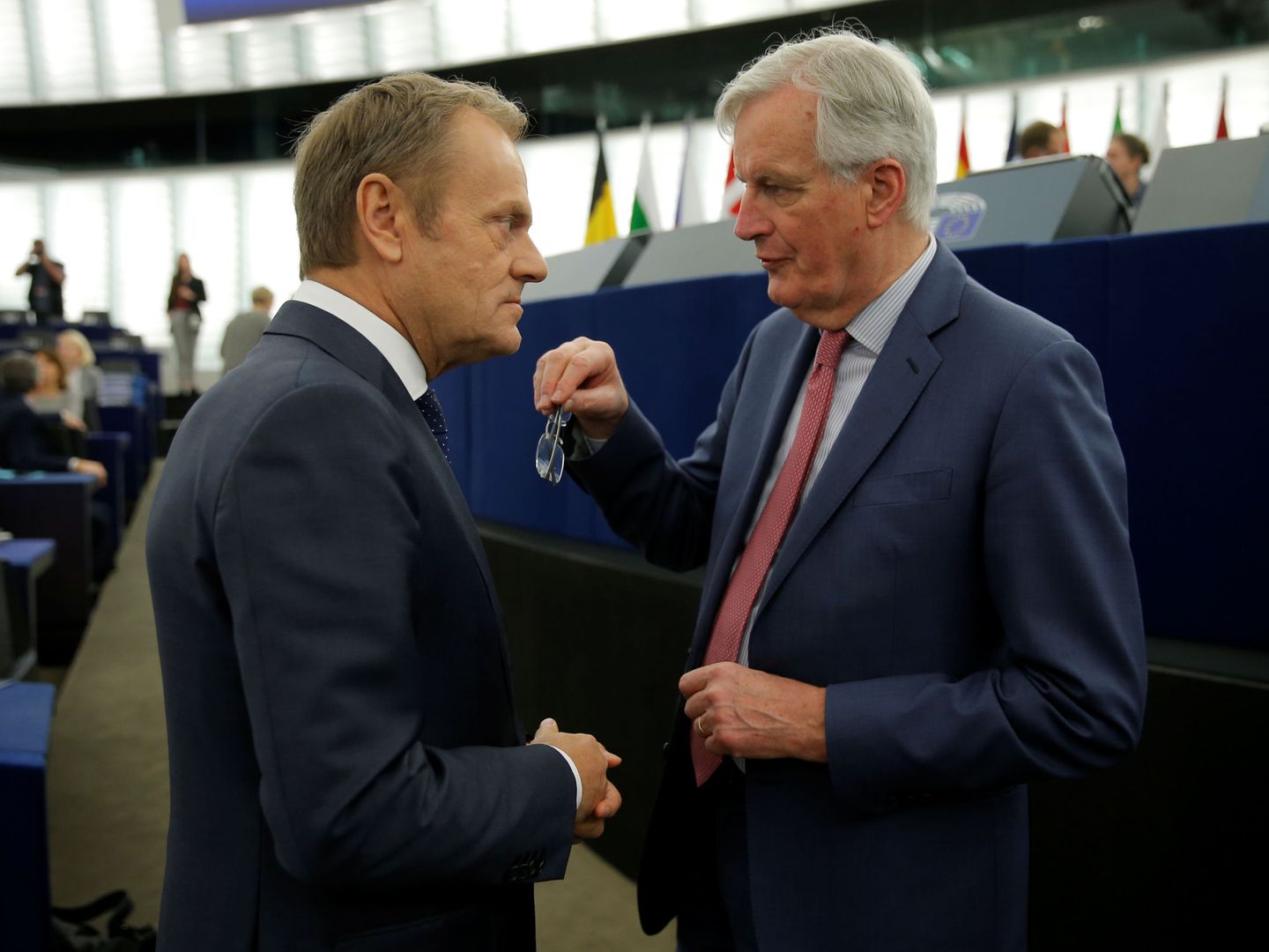Tusk charla con Michel Barnier, negociador jefe para el Brexit. (Reuters)