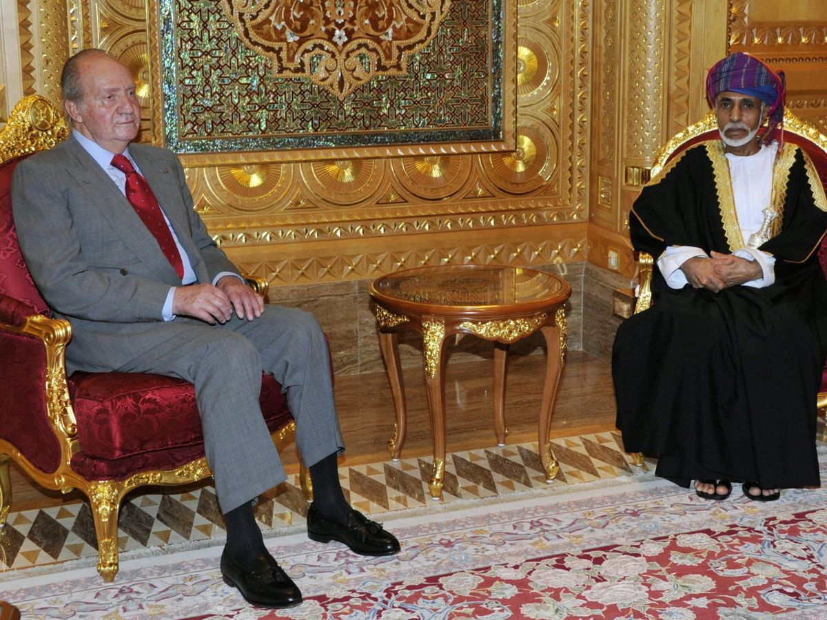Foto: El rey Juan Carlos junto al sultán de Omán en una imagen de archivo. (EFE)