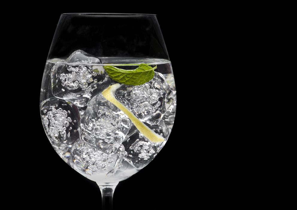 Foto: Un buen 'gin-tonic' sólo necesita ginebra, tónica, hielo y una raspadura de limón. (iStock)