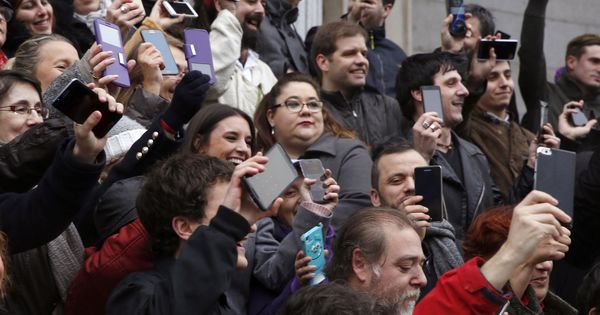 Foto: La portavoz parlamentaria de Podemos, Irene Montero, durante un encuentro con sus seguidores en redes sociales. (EFE)