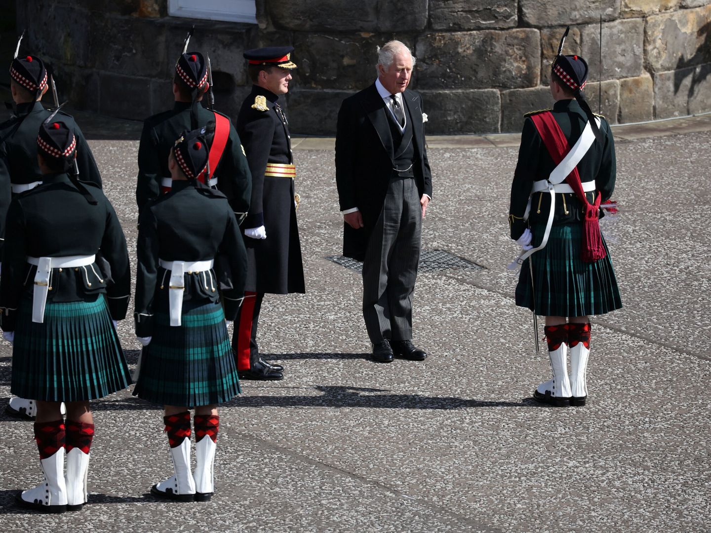 Carlos III en la ceremonia de entrega de llaves este lunes en Holyroodhouse, Edimburgo. (Reuters/ Phil Noble Pool)