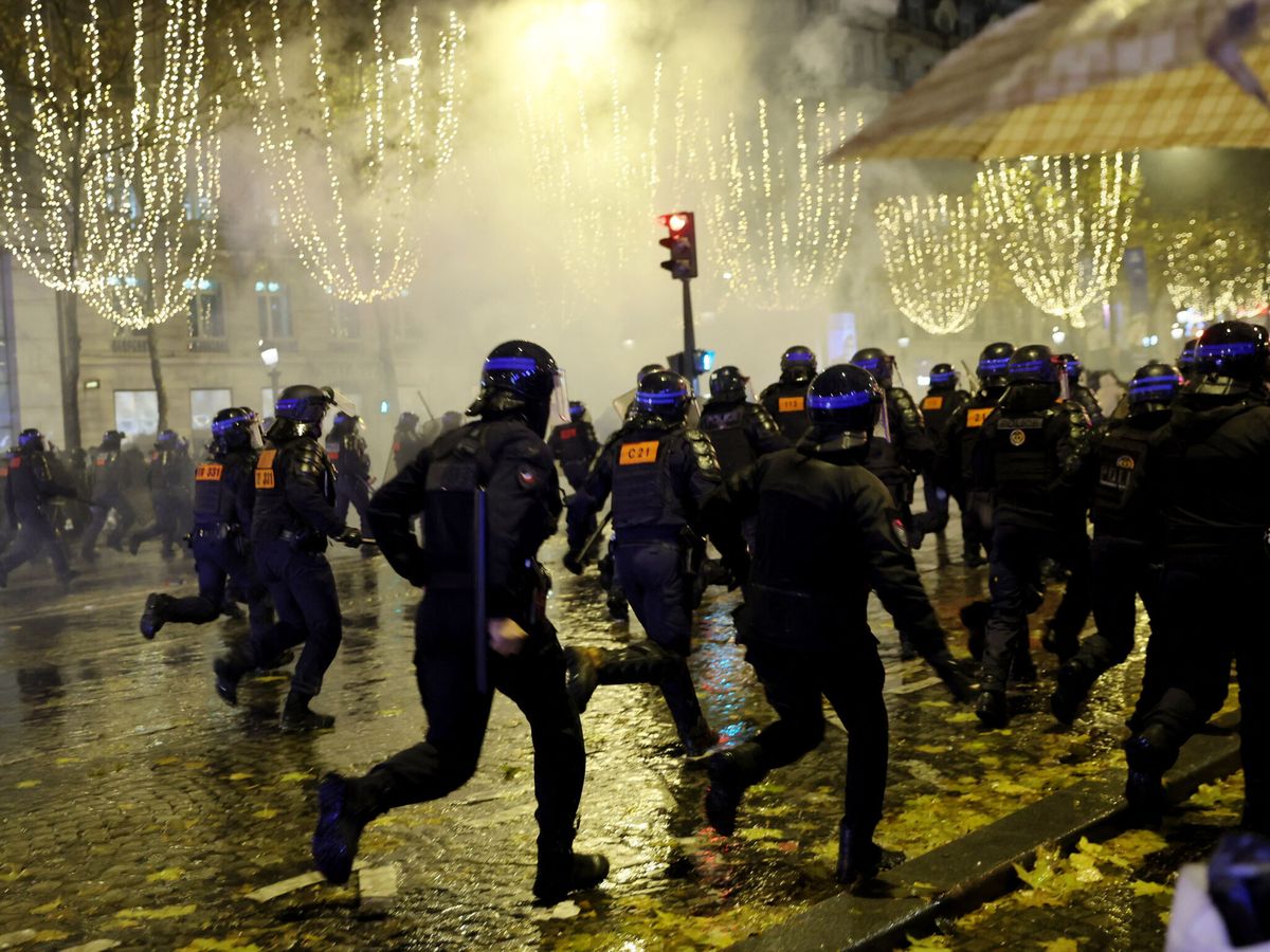 Foto: Disturbios en París tras la final del Mundial de Qatar. (Reuters/Denis Baliboise)