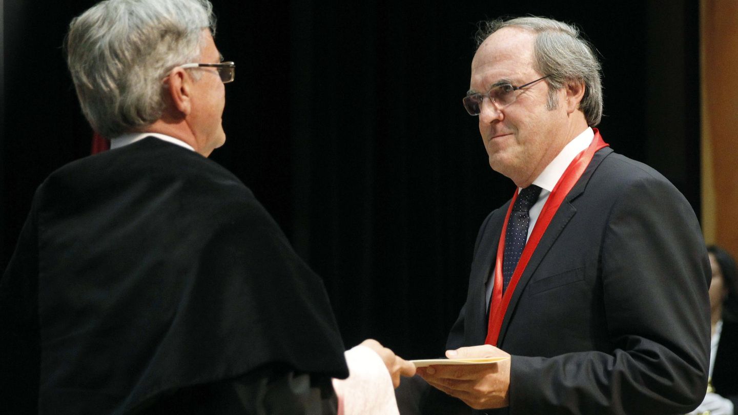 Ángel Gabilondo recibe la medalla de honor de la Universidad Carlos III de Madrid. (Efe)
