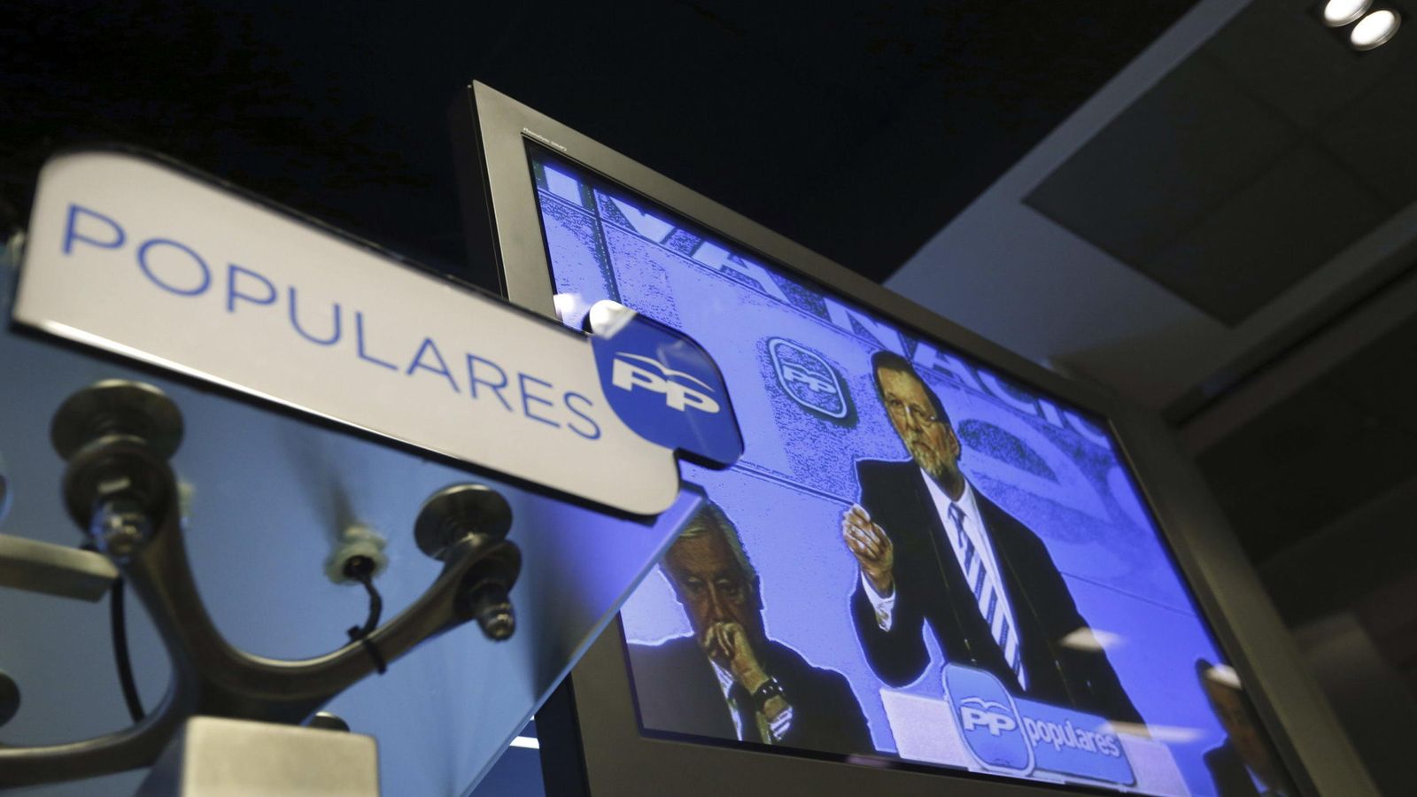 Foto: Vista de uno de los monitores instalados en la sala de prensa de la sede del Partido Popular. (EFE)