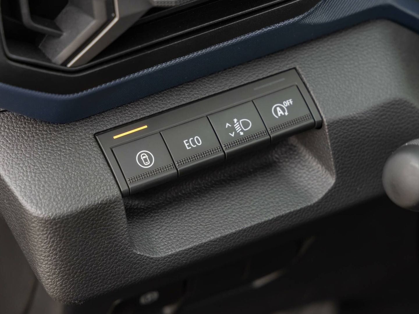 La función My Safety Switch de Dacia se activa presionando un botón en el extremo izquierdo del tablero.