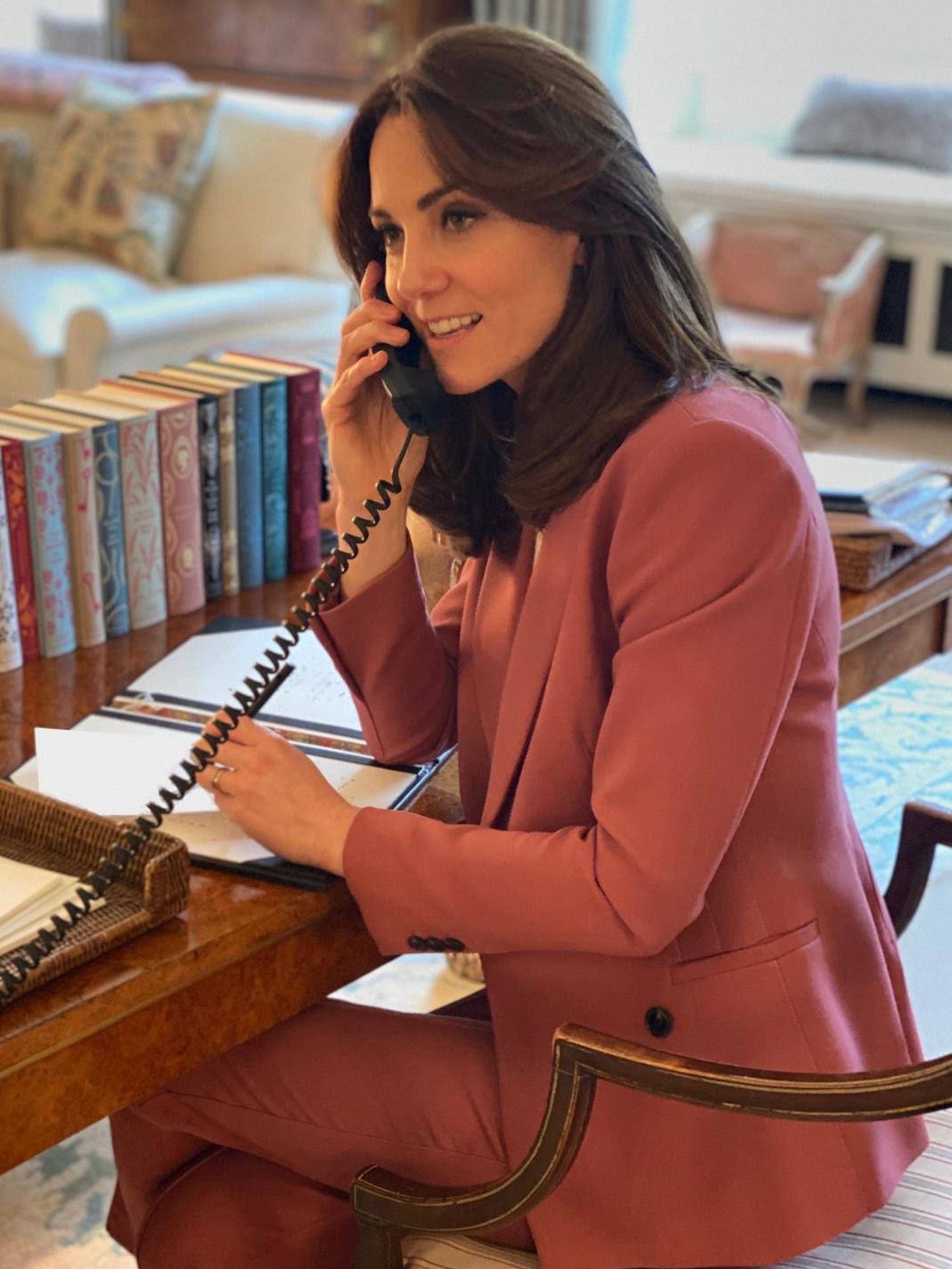 Kate Middleton, trabajando en su despacho. (Kensington Palace)