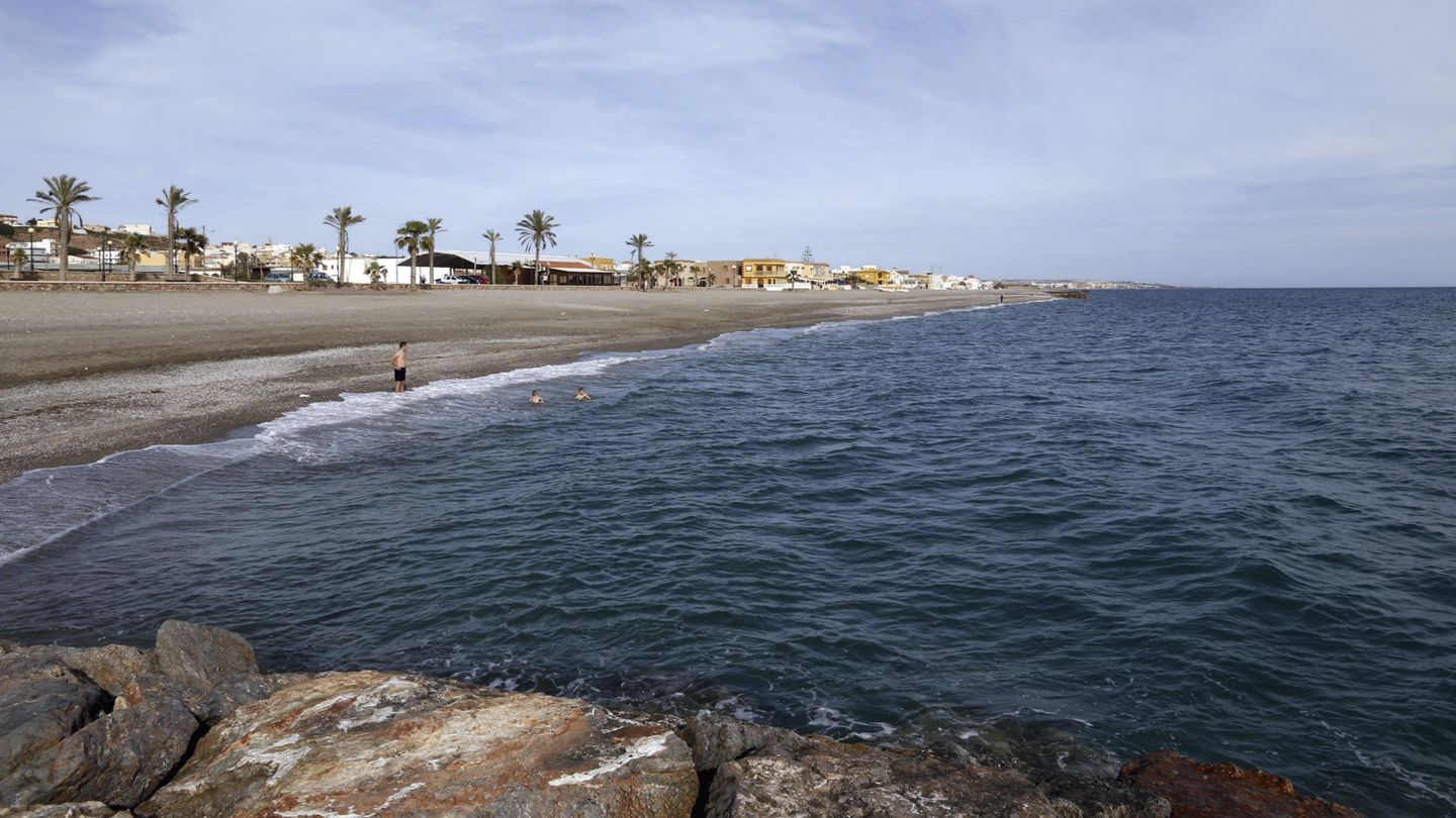 Vista de la playa de Balanegra de Almería. (EFE/Carlos Barba)