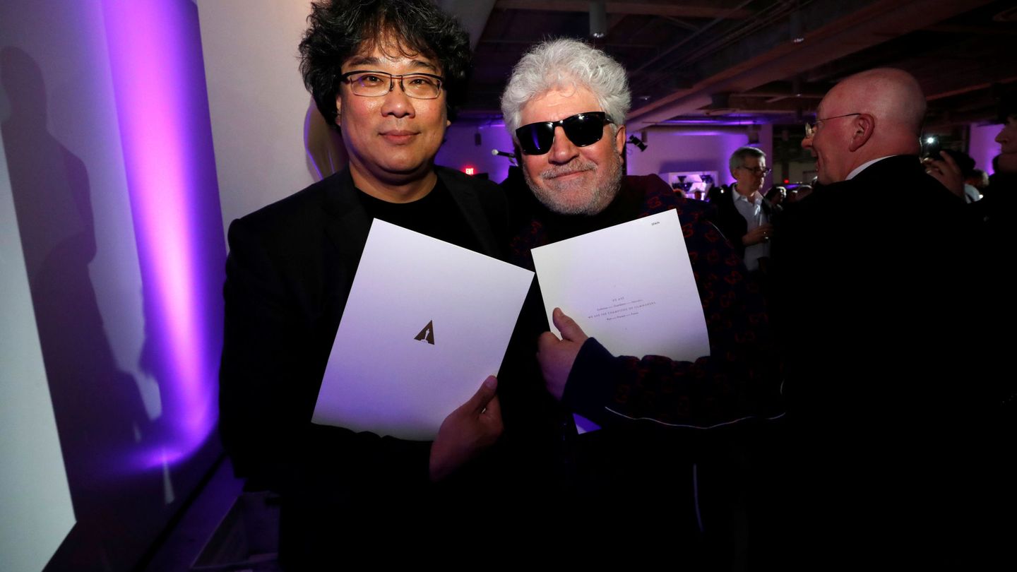 Bong Joon Ho y Pedro Almodóvar durante la gala. (Reuters)
