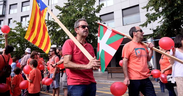 Foto: Participantes, en una movilización convocada por Gure Esku Dago en Bilbao en junio en defensa del referéndum de Cataluña. (Reuters)