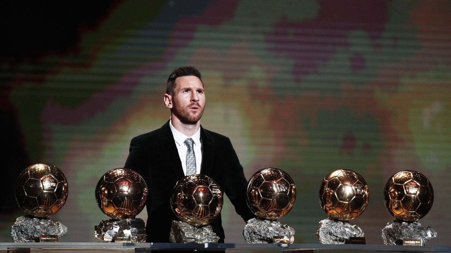 Messi posa con sus seis balones de oro al final de la gala. (EFE)